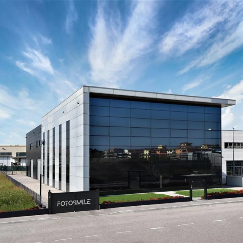 Immagine quadrata che ritrae l'ingresso della sede di Fotosmile. Square image depicting the entrance to the Fotosmile headquarters.