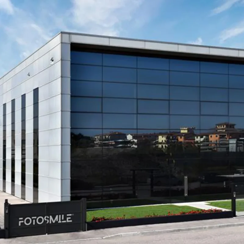 Immagine rettangolare che ritrae l'ingresso della sede di Fotosmile. Rectangular image depicting the entrance to the Fotosmile headquarters.