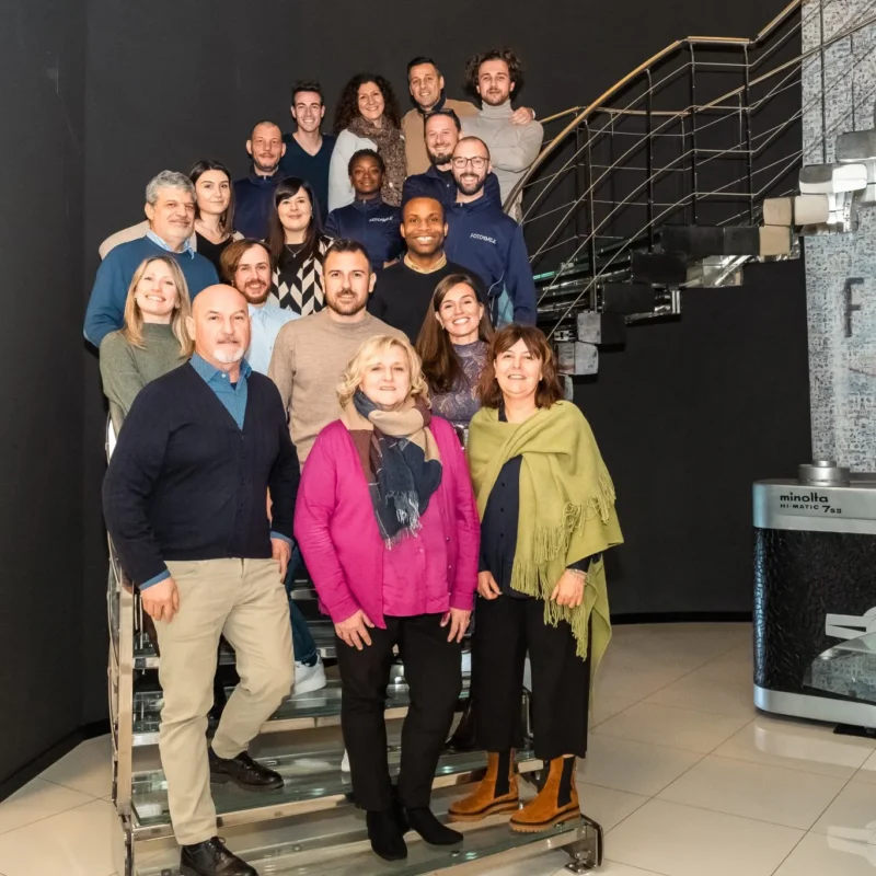 Immagine che ritrae il team di Fotosmile su una scalinata. Image depicting the Fotosmile team on a staircase.